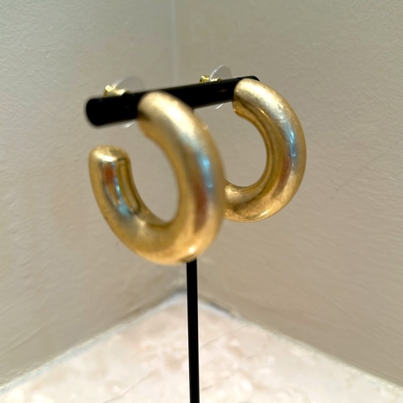 Elegant Gold Hoop Earrings - Picture 2 of 10